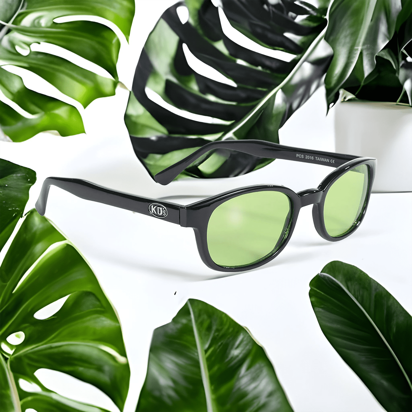 Lunettes de soleil KD's 2016 avec monture noire classique et verres vert clair